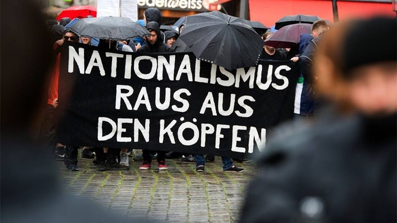Gegner der Pegida-Kundgebung haben sich ebenfalls auf dem Neumarkt in Dresden versammelt.