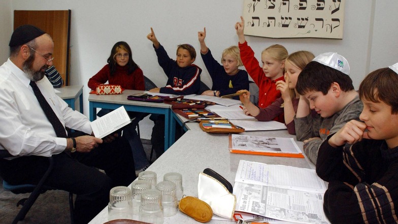 Ein Rabbi beim Religionsunterricht mit Schülern einer Jüdischen Gemeinde.