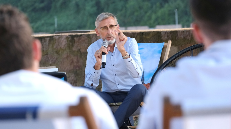 Innenminister Armin Schuster stand bei "Politik im Pool" den Jugendlichen Rede und Antwort.