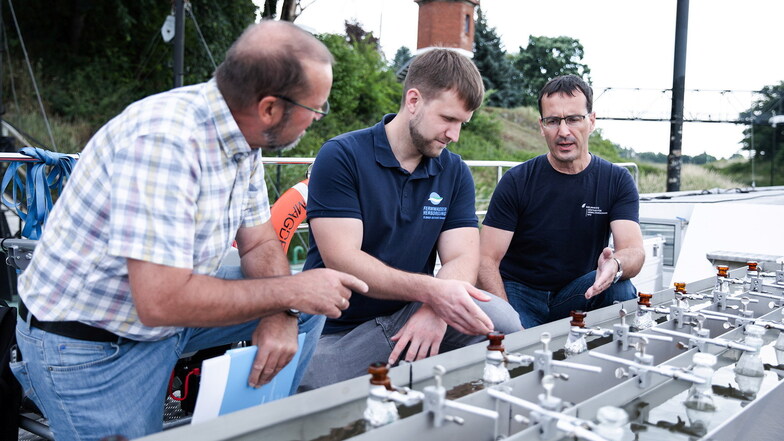 Experten der Fernwasser Elbaue-Ostharz (FEO) diskutieren mit der Besatzung des UFZ-Forschungsschiffes Albis in Torgau (v.l.n.r.: Matthias Krüger und Sven Schirrmeister von der Fernwasser Elbaue-Ostharz und Norbert Kamjunke vom UFZ).