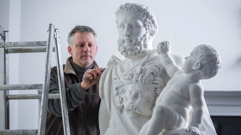 Das ist Bildhauer Frank Schauseil zum Auftakt der Arbeiten im Dezember 2019 am Gipsmodell, nach deren Vorbild er die Marmorkopie fertigt. Am Gipsmodell bearbeitete er damals noch Feinheiten.