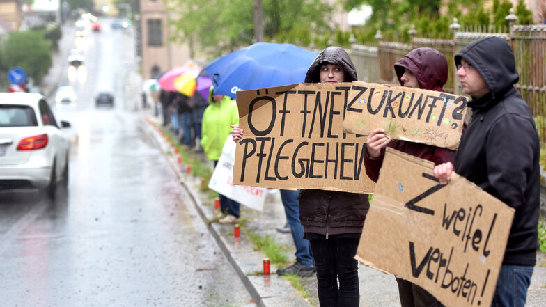 Mit Pappschildern wie "Zweifel verboten!" und "Zukunft?" sowie "Öffnet die Pflegeheime" haben Neugersdorfer an der Hauptstraße gestanden - und gegen die Corona-Maßnahmen demonstriert.