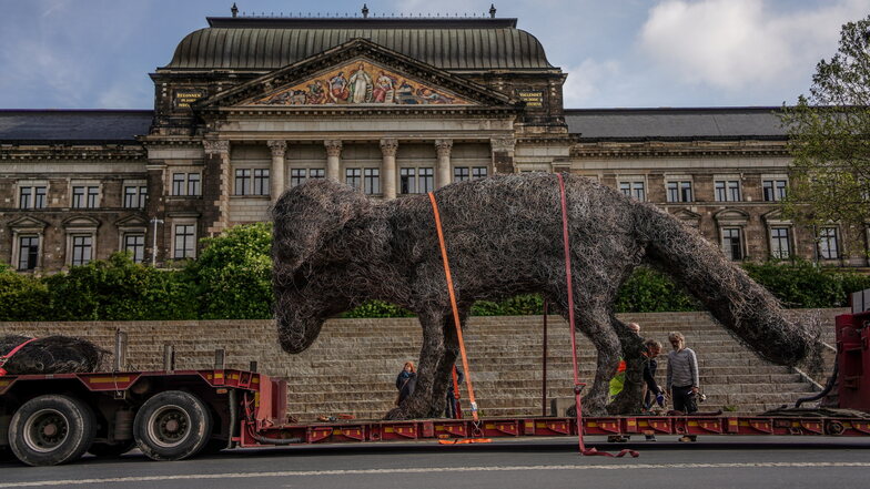Der riesige Hund besteht aus verzinktem Draht und ist vier Tonnen schwer. Der Transport des Kunstwerkes ist deshalb aufwändig.