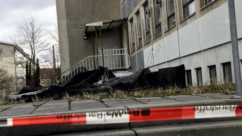 Bei der einstigen Bruno-Bürgel-Schule löste der Sturm das Dach, fielen Dachbahnen herunter, wurde das Areal abgesperrt.