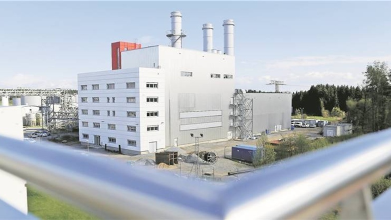 Nagelneu steht das Kraftwerk auf dem Gelände von Sachsenmilch in Leppersdorf. Zurzeit laufen die letzten Montagearbeiten. Im Juni soll es in Betrieb genommen werden. Knapp 60 Millionen Euro hat die Anlage gekostet. Fotos: Thorsten Eckert