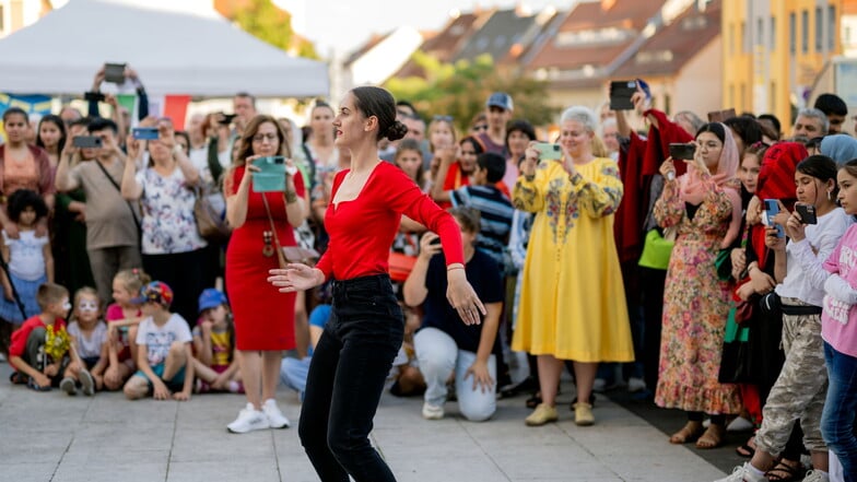 Beim Fest der Begegnung 2023 trat auf dem Kornmarkt in Bautzen unter anderem Tänzerin Sofia vom Bischofswerdaer Verein Neue Nachbarn auf. Am 21. September 2024 findet das Fest erneut statt.