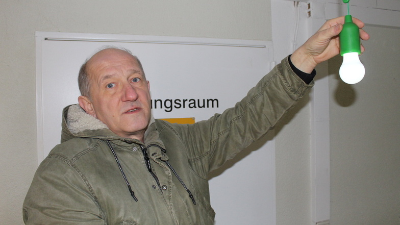 Werner Lukoschek schaltet die einzige Lampe an, die im Vereinshaus des SV Sachsen Zeithain noch für Licht sorgt. Den Strom liefert eine Batterie.