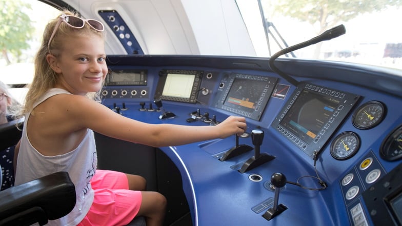 Die neunjährige Dorota hat im Führerstand einer Lokomotive Platz genommen.