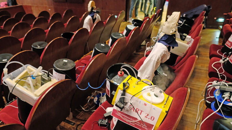 Das Experiment "Restart 20": Geräte zur Absorbtion und zur Emission von Gasen im Zuschauerraum der Oper Halle.