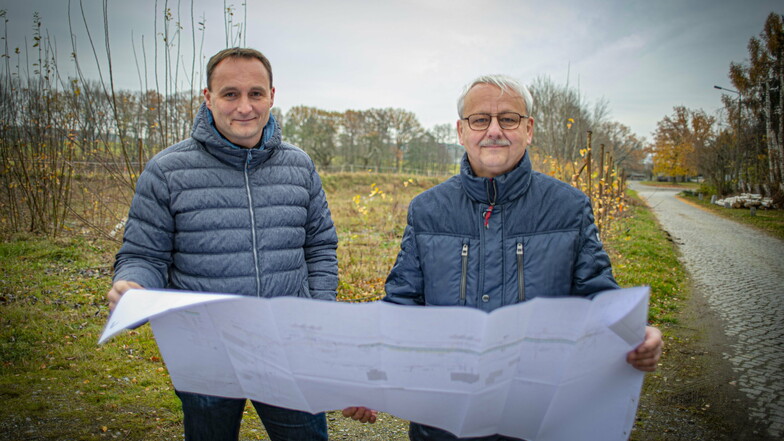 Vater und Sohn vor dem neuen Baugebiet in Rauschwitz bei Elstra: Jens (l.) und Thomas Mager betreuen das Projekt am alten Bahnhof.