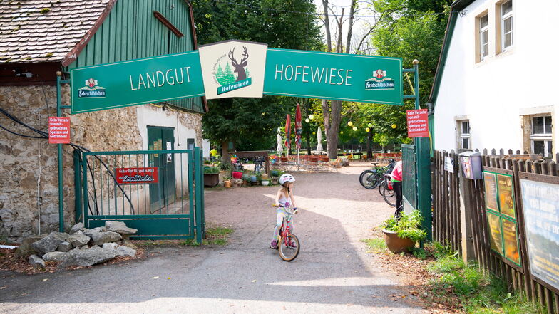 Im großen Biergarten, der Hofewiese bei Langebrück, wird es am Wochenende bunt: Der Sommerfasching lockt sicherlich viele Familien an.