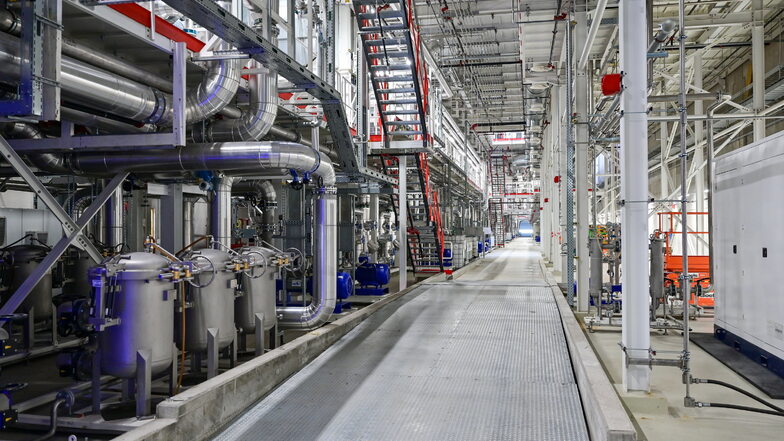 Blick in die Lackier-Anlage in Tesla Fabrik in Grünheide: Hier waren am 15. April 15.000 Liter Lack ausgelaufen.