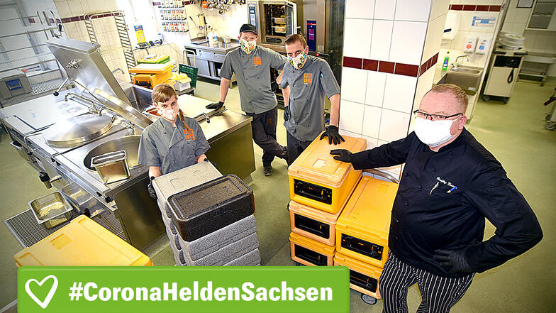 Herrnhuts Küchenleiter Hansjörg Kassner und seine Mitarbeiter Martin Israel, Sebastian Neuke und Katja Wünsche (von rechts) kochen in der Corona-Krise anders als sonst.