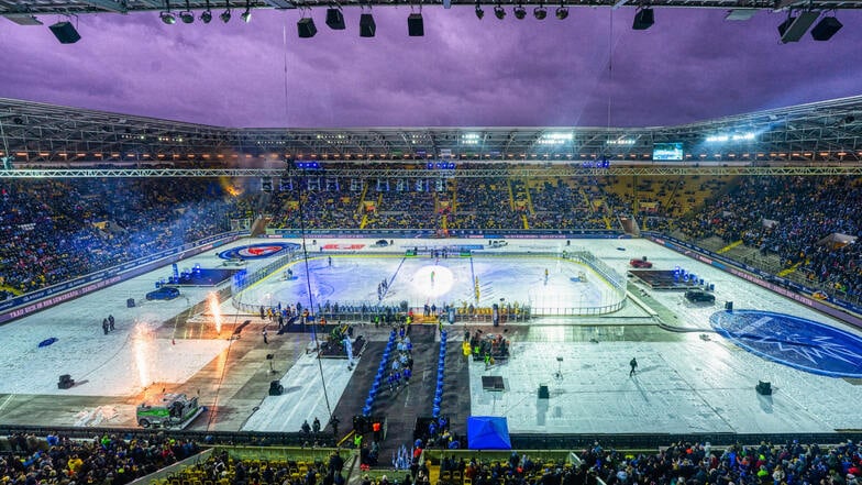 Eis auf dem Rasen: Im Dresdner Rudolf-Harbig-Stadion wurde am 4. Januar Eishockey gespielt.