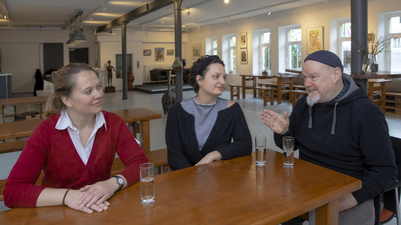 Claudia Hüttemann, Luisa MacDonnacha und Olaf Stoy (von links) organisieren die neue Veranstaltungsreihe Kulturfeierabend im Georado in Dorfhain.