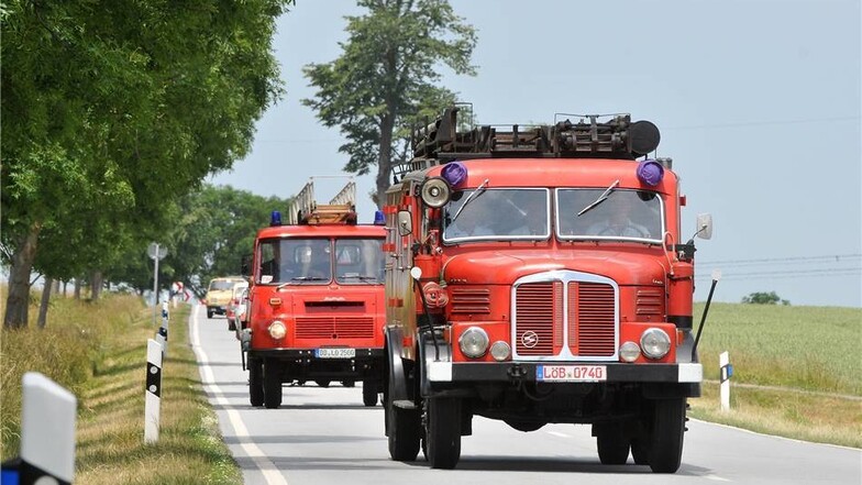 Eine breite Palette von Fahrzeugen trifft sich in Strahwalde: Auch dabei Feuerwehren und militärische Automobile.