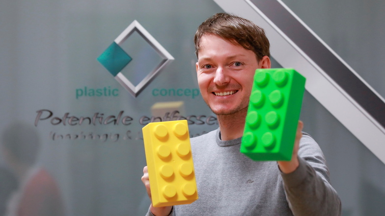 Projektleiter Alexander Hamann von Plastic Concept zeigt die Zebrix-Steine.