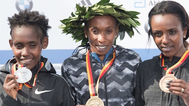 Den Sieg bei den Frauen sicherte sich die Kenianerin Gladys Cherono vor den beiden Äthiopierinnen Ruti Aga (l) und Tirunesh Dibaba (r).
