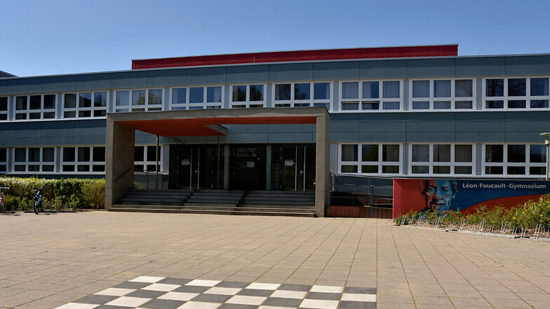 Blick auf das Léon-Foucault-Gymnasium in Hoyerswerda: Die Schulleitung hat zunächst der Leiter des Immanuel-Kant-Gymnasiums Wilthen, Markus Straube, zusätzlich übernommen.