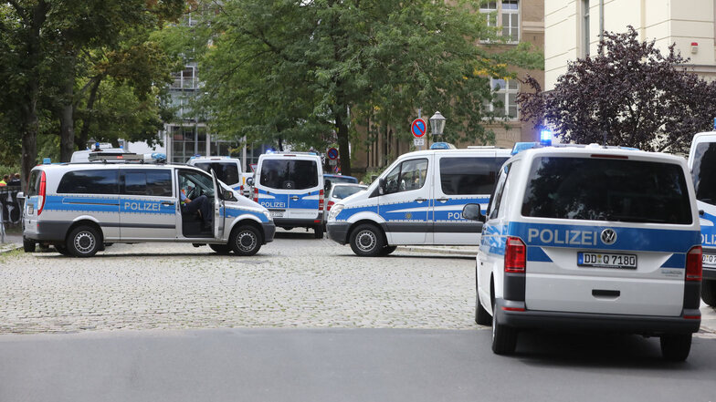 Bereitschaftspolizisten bei der Übung am Pohlandplatz