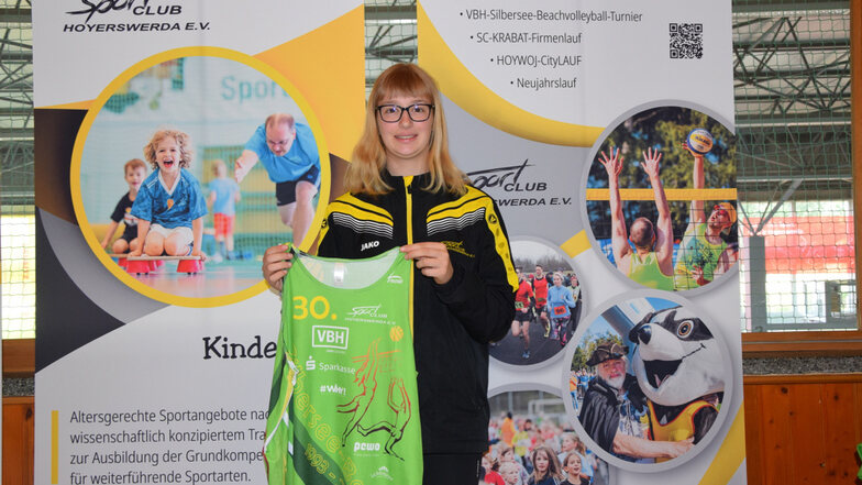 Luisa Kruscha – mit dem Shirt des 30. Silbersee-Beachvolleyballturniers – erlernt beim SC Hoyerswerda den Beruf der Sport- und Fitnesskauffrau.