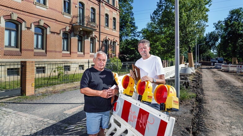 Keine Parkplätze, keine Informationen: Peter Luz (l.) und Michael Podgaiski ärgern sich über das Verhalten der Verantwortlichen im Dresdner Rathaus.
