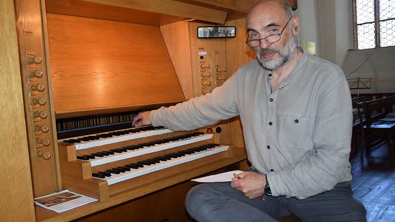 Kantor Johannes Leue zeigt die Stelle für das vierte Manual am Orgeltisch.  Foto: Demczenko