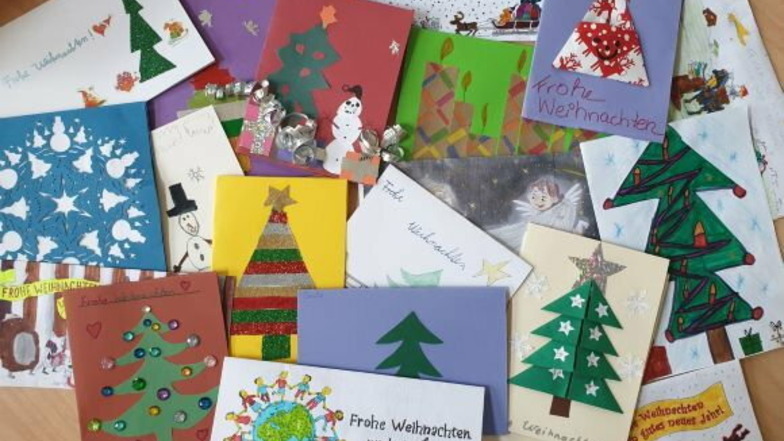 Mit viel Liebe und Hingabe haben die Kinder individuelle Weihnachtskarten gestaltet.
