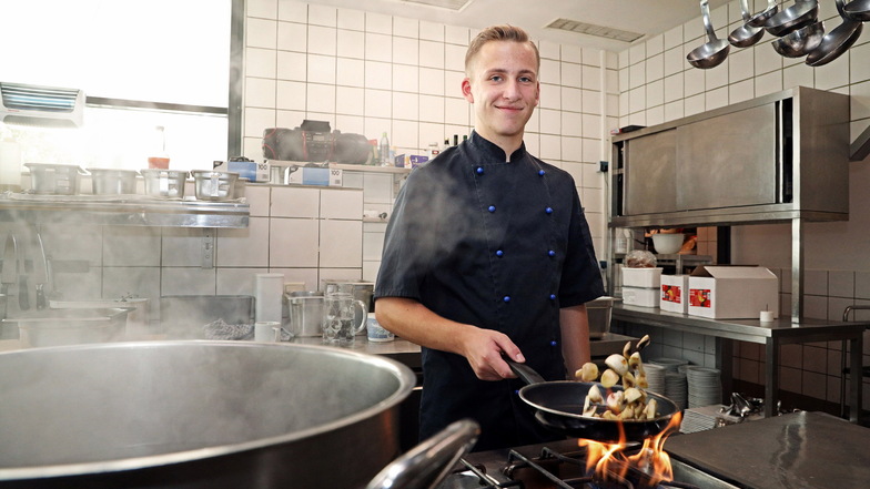 Gerade noch Lehrling – und nun angestellter Koch: Kenny Biel in der Küche des Riesaer Riesenhügels.