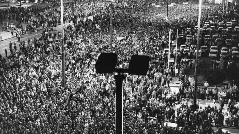 Zehntausende Menschen versammelten sich Mitte Oktober 1989 zu einer Montagsdemonstration im Leipziger Zentrum.