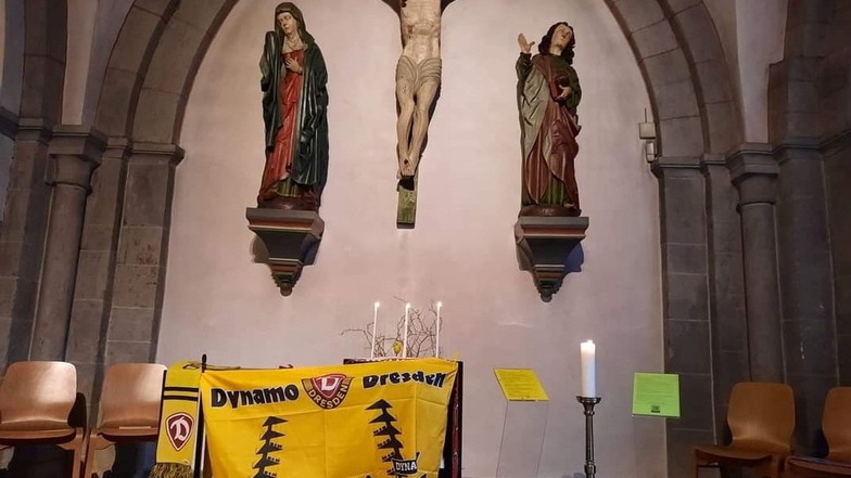 Fernando Hayn ist schon vor dem Spiel mit Dynamo-Fahne in die Kirche in Ratingen gegangen, um Jesus Christus um Beistand für Dresden zu bitten. Drei Kerzen für drei Punkte hat er angezündet.