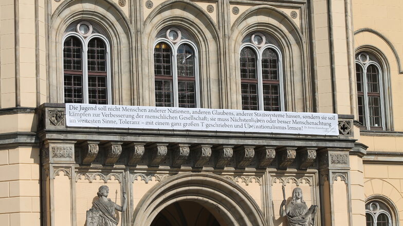 Am Rathausbalkon hängt ein Banner mit einem Zitat von Emmy Klieneberger-Nobel.