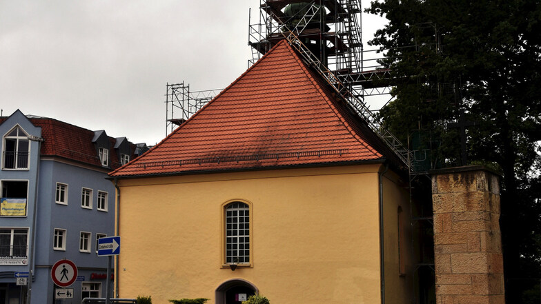Seit einigen Tagen präsentiert sich die Kreuzkirche an der Ecke Heinestraße/Friedrichsstraße so.