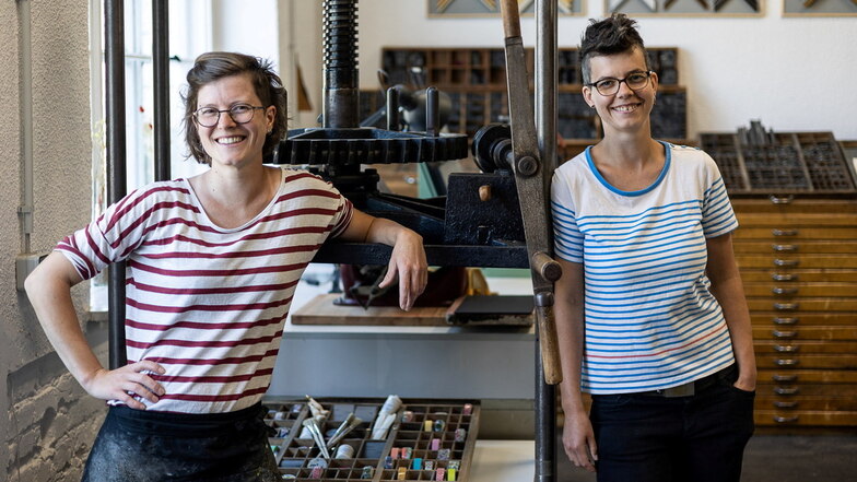 Frieda Härtel (l.) und Anna Schöne vom Atelier Anklamo: Sie öffnen ihre Werkstatt am 7. April zum europäischen Kunsthandwerkertag.
