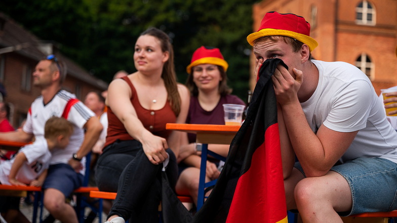Hoffen und Bangen beim Public Viewing zum EM Fussballspiel England-Deutschland in der Landskron Kulturbrauerei Görlitz