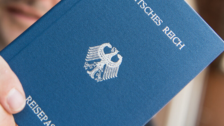 Symbolbild: Die Reichsbürger erkennen die Gesetze der Bundesrepublik nicht an und  und benutzen eigene Dokumente.