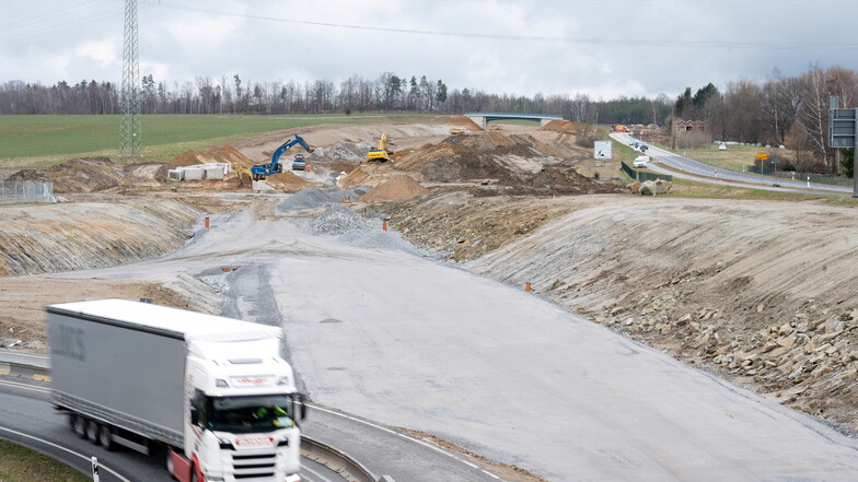 Die Arbeiten an der Trasse zwischen Radeberg und Leppersdorf gehen zügig voran. In einigen Wochen wird die alte Straße gesperrt.