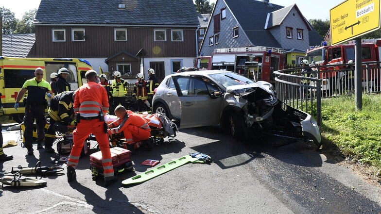 Am Mittwoch ereignete sich in Altenberg ein Unfall mit vier Verletzten. Beteiligt waren ein Pkw und ein Rettungswagen.