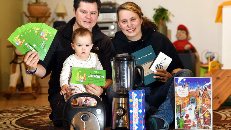 Sabine Schmidt, Lukasz Witkowski und Tochter Zoey mit den ersten Produkten, die sie sich von den gewonnenen Gutscheinen gekauft haben.