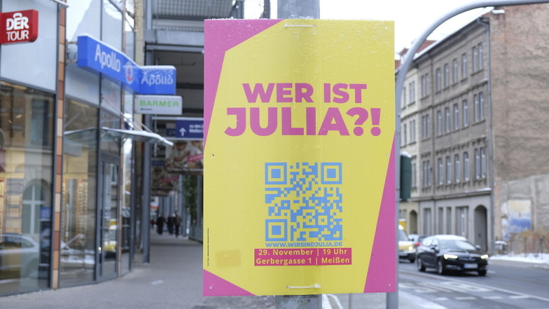 "Wer ist Julia?!"-Plakat bei den Neumarkt-Arkaden in Meißen.