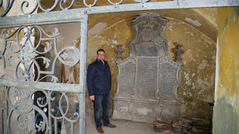 Pfarrer Daniel Schmidt hat sich mit seiner Gemeinde in der Corona-Krise um die historische Gruft vor der Kirche gekümmert, das älteste Gebäude von Rothenburg.