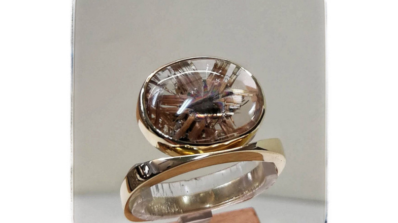 Ring mit gelbgoldener Fassung und einem Sternrutilquarz als Blickfang
