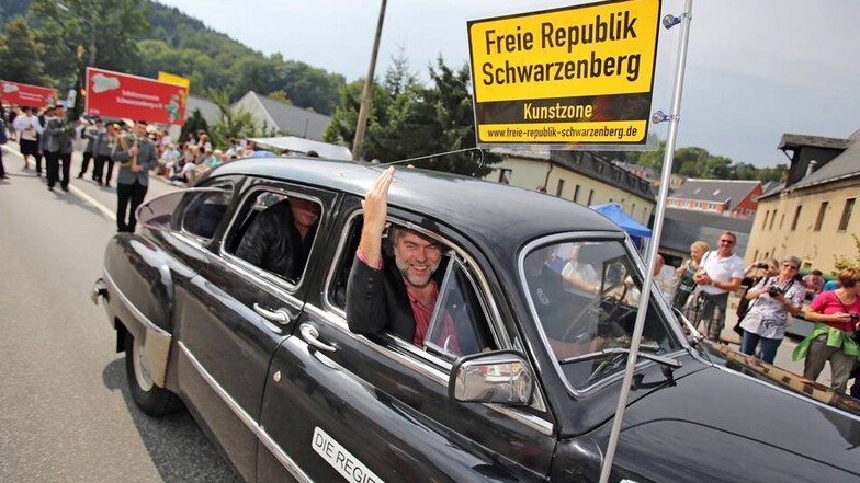 Vertreter der "Freien Republik Schwarzenberg" sind bei schönstem Spätsommerwetter mit der Szaazskarosse zum 22. Tag der Sachsen gekommen.