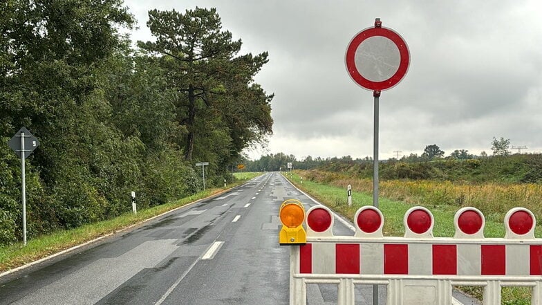 Hier, am Ortsausgang Hagenwerder ist die B99 ab Montagmorgen gegen 3 Uhr dicht. Die Neiße ist bei Weinhübel über die Straße gelaufen.