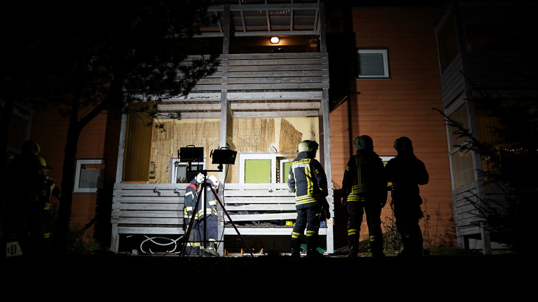 Auf diesem Balkon eines Mehrfamilienhauses am Lärchenberg in Schirgiswalde gab es am Donnerstagabend eine Explosion.