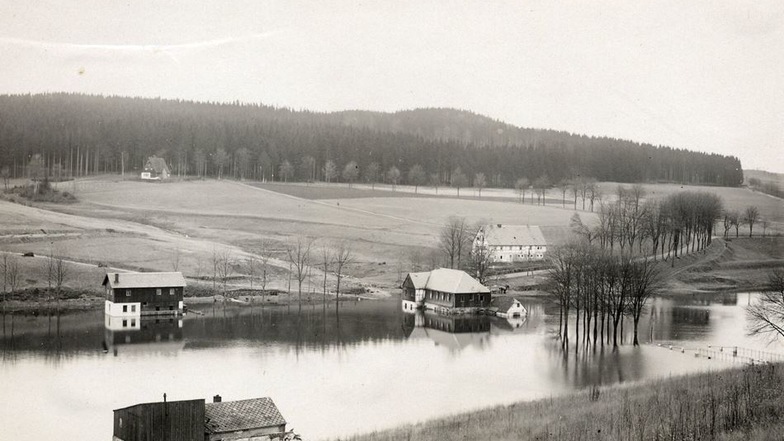 Das alte Forsthaus blieb durch seine Lage am Waldrand von Fluten der Talsperre unberührt, im Gegensatz zu anderen Häusern der Ortschaft Steinbrückmühle.