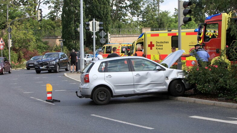 Dieser silberne VW kollidierte nahe dem Pirnaer Bahnhof mit einem schwarzen BMW (hinten). Der 89-jährige Unfallfahrer hatte eine rote Ampel missachtet.