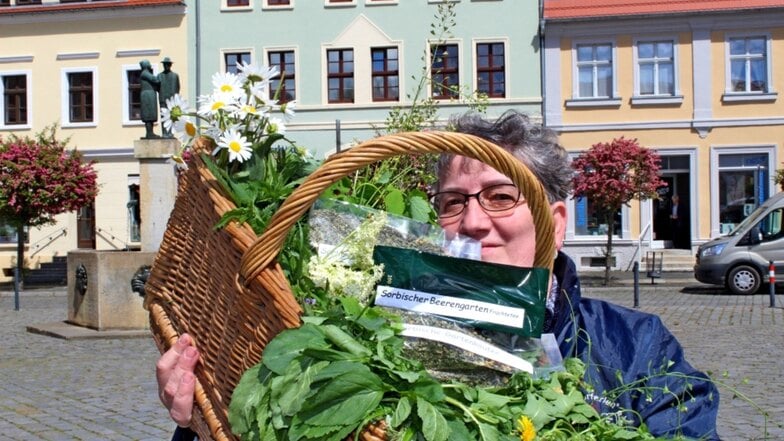 Beate Möller ist Tee- und Kräuterexpertin. Im Hoyerswerdaer Tee- und Kräuterladen der 54-Jährigen ist auch der selbst kreierte Früchtetee „Sorbischer Beerengarten“ erhältlich.