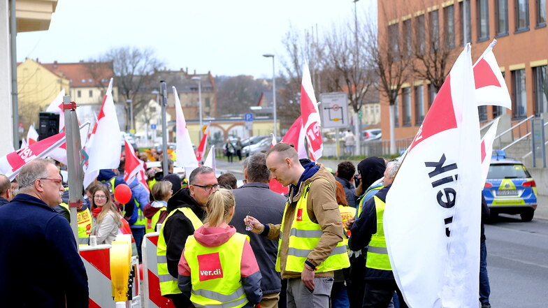 Gut zweihundert Streikende hatten sich am Donnerstagmittag vor dem Landratsamt in Meißen versammelt. Sie fordern eine deutliche Lohnerhöhung um 10,5 Prozent, mindestens 500 Euro.