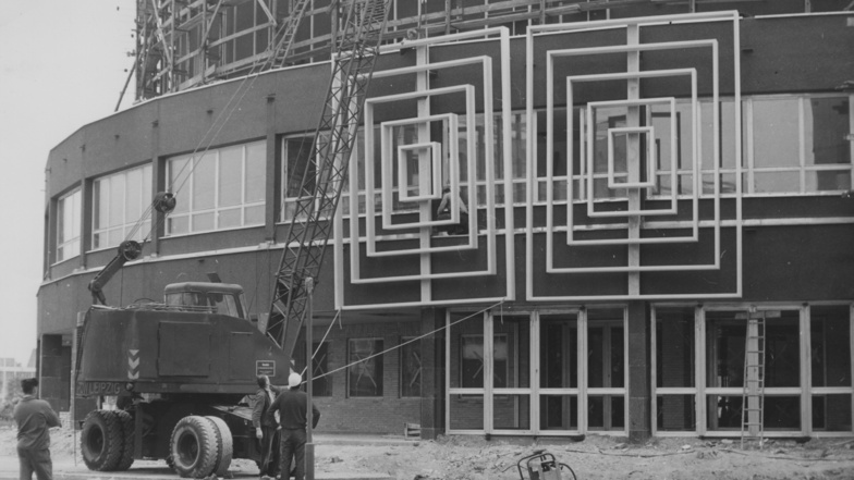 "Es ging darum, dass sich der innere Betonkörper nicht aufheizt. Deshalb verkleideten wir das Gebäude gleichmäßig mit emaillierten Metall": Außenansicht der Fassade von 1972.